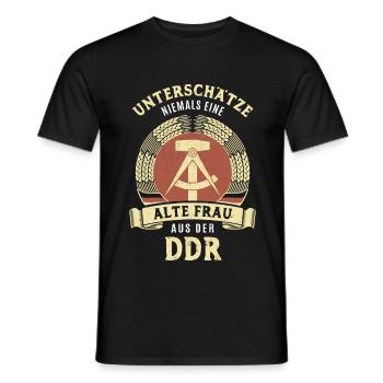 Unterschätze nie eine alte Frau aus der DDR - Männer T-Shirt - Schwarz - Vorne - AI Model Male 178 light (178cm)