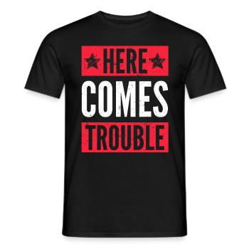 Here comes trouble trouble déclaration rengaine humour - T-shirt homme - noir - Devant - AI Model Male 178 light (178cm)