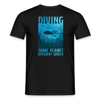 Scuba Diver Diving Same Planet - Männer T-Shirt - Schwarz - Vorne - AI Model Male 178 light (178cm)