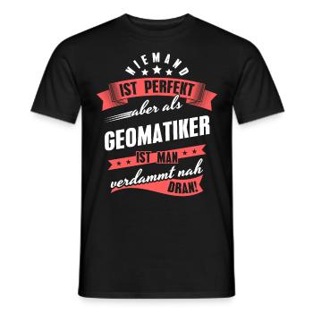 Niemand ist Perfekt Geomatiker Kollegen Geschenk - Männer T-Shirt - Schwarz - Vorne - AI Model Male 178 light (178cm)