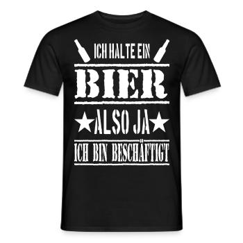 ICH HALTE EIN BIER ALSO JA ICH BIN BESCHÄFTIGT - Männer T-Shirt - Schwarz - Vorne - AI Model Male 178 light (178cm)