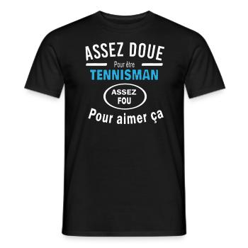 Assez doue pour etre TENNISMAN - T-shirt homme - noir - Devant - AI Model Male 178 light (178cm)