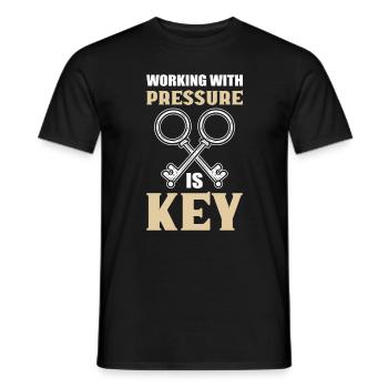 Working With Pressure Is Key Locksmith - Männer T-Shirt - Schwarz - Vorne - AI Model Male 178 light (178cm)
