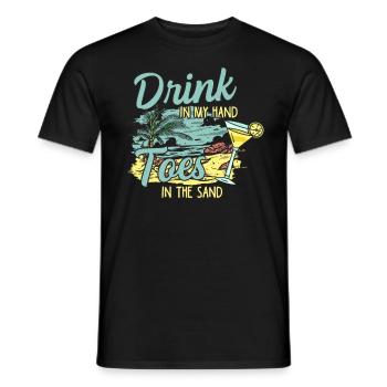 Drink in my Hand Toes in the Sand Strand Urlaubs - Männer T-Shirt - Schwarz - Vorne - AI Model Male 178 light (178cm)