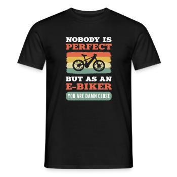 Noboby est parfait. Mais en tant que E-Biker, vous êtes foutu - T-shirt homme - noir - Devant - AI Model Male 178 light (178cm)