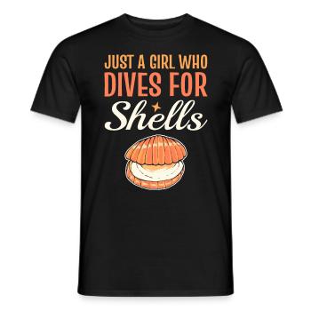 Just A Girl Who Dives For Shells Scalloping - Männer T-Shirt - Schwarz - Vorne - AI Model Male 178 light (178cm)