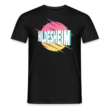 Hildesheim Deutschland Stadt Schrift Vintage Retro - Männer T-Shirt - Schwarz - Vorne - AI Model Male 178 light (178cm)
