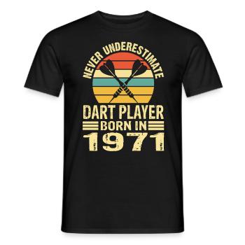 Never Underestimate Dart Player Born In 1971 - Männer T-Shirt - Schwarz - Vorne - AI Model Male 178 light (178cm)