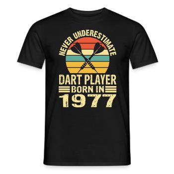 Never Underestimate Dart Player Born In 1977 - Männer T-Shirt - Schwarz - Vorne - AI Model Male 178 light (178cm)