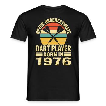 Never Underestimate Dart Player Born In 1976 - Männer T-Shirt - Schwarz - Vorne - AI Model Male 178 light (178cm)
