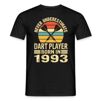 Ne sous-estimez jamais le joueur de fléchettes né en 1993 - T-shirt homme - noir - Devant - AI Model Male 178 light (178cm)
