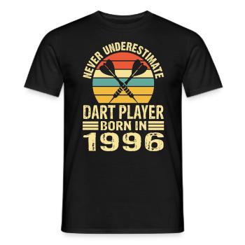 Ne sous-estimez jamais le joueur de fléchettes né en 1996 - T-shirt homme - noir - Devant - AI Model Male 178 light (178cm)