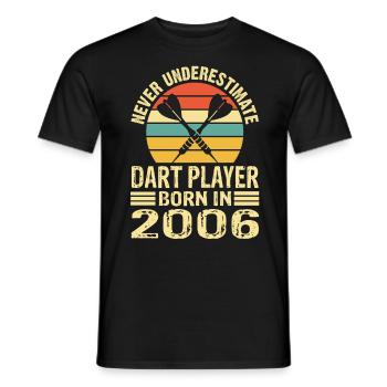Never Underestimate Dart Player Born In 2006 - Männer T-Shirt - Schwarz - Vorne - AI Model Male 178 light (178cm)