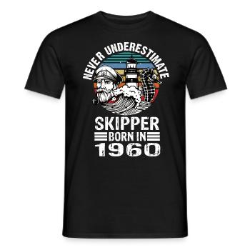 Never Underestimate Skipper born in 1960 - Männer T-Shirt - Schwarz - Vorne - AI Model Male 178 light (178cm)