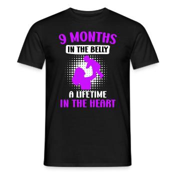 9 Monate im Bauch - ein Leben lang im Herzen - Männer T-Shirt - Schwarz - Vorne - AI Model Male 178 light (178cm)