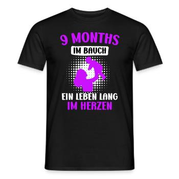 9 Monate im Bauch - ein Leben lang im Herzen - Männer T-Shirt - Schwarz - Vorne - AI Model Male 178 light (178cm)