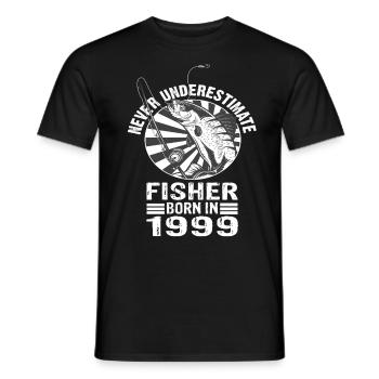 Never Underestimate Fisher born 1999 - Männer T-Shirt - Schwarz - Vorne - AI Model Male 178 light (178cm)