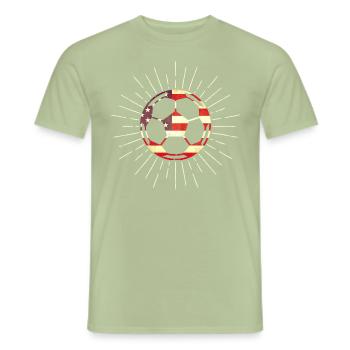 Drapeau américain sur le ballon de football - T-shirt homme - vert sauge - Devant - AI Model Male 178 light (178cm)