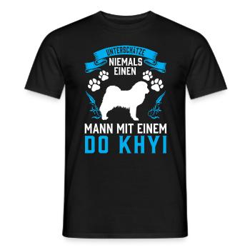Mann mit Do Khyi Tibetmastiff Tibetdogge - Männer T-Shirt - Schwarz - Vorne - AI Model Male 178 light (178cm)