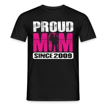 Proud Mom Since 2009 - Männer T-Shirt - Schwarz - Vorne - AI Model Male 178 light (178cm)