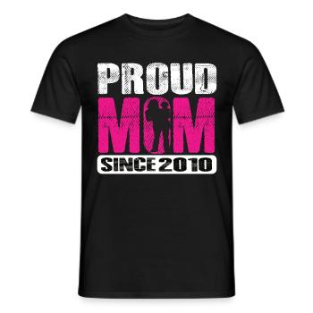 Proud Mom Since 2010 - Männer T-Shirt - Schwarz - Vorne - AI Model Male 178 light (178cm)