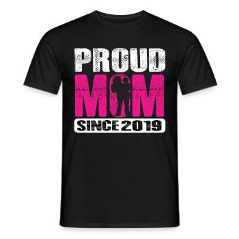 Proud Mom Since 2019 - Männer T-Shirt - Schwarz - Vorne - AI Model Male 178 light (178cm)