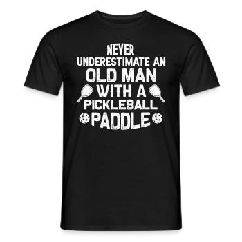 Never Underestimate Old Man With Pickleball Paddle - Männer T-Shirt - Schwarz - Vorne - AI Model Male 178 light (178cm)