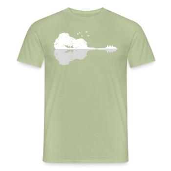 Lagerfeuer Natur Pfadfinder am See Gitarre - Männer T-Shirt - Sage - Vorne - AI Model Male 178 light (178cm)