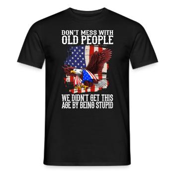 ne plaisante pas avec les personnes âgées - Drôles de dictons - T-shirt homme - noir - Devant - AI Model Male 178 light (178cm)