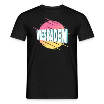 Wiesbaden Deutschland Stadt Schrift Vintage Retro - Männer T-Shirt - Schwarz - Vorne - AI Model Male 178 light (178cm)