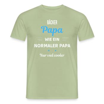 wie ein normaler Papa nur viel cooler Bäcker - Männer T-Shirt - Sage - Vorne - AI Model Male 178 light (178cm)