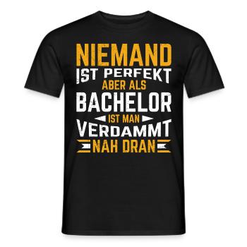 Niemand ist perfekt aber ein Bachelor Abschluss - Männer T-Shirt - Schwarz - Vorne - AI Model Male 178 light (178cm)