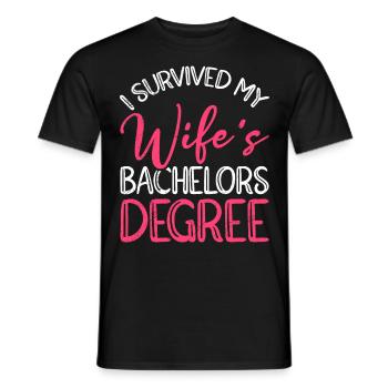 Überlebt Meine Frau hat einen Bachelor Abschluss - Männer T-Shirt - Schwarz - Vorne - AI Model Male 178 light (178cm)