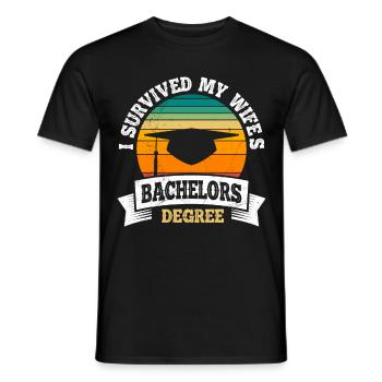 Überlebt Meine Frau hat einen Bachelor Abschluss - Männer T-Shirt - Schwarz - Vorne - AI Model Male 178 light (178cm)