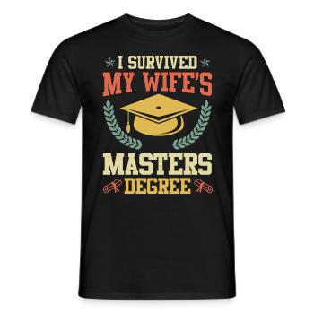 Survived Meine Frau hat einen Master Abschluss - Männer T-Shirt - Schwarz - Vorne - AI Model Male 178 light (178cm)