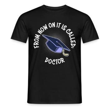 Désormais, il s’appelle Doctor Ph.D Doktortitel - T-shirt homme - noir - Devant - AI Model Male 178 light (178cm)