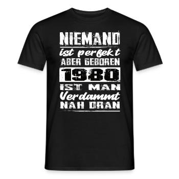 Niemand Is Perfekt Aber geboren 1980 Geburtstag - Männer T-Shirt - Schwarz - Vorne - AI Model Male 178 light (178cm)