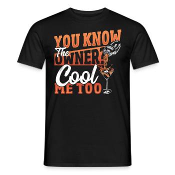 You Know The Owner? Cool Me Too Bartender - Männer T-Shirt - Schwarz - Vorne - AI Model Male 178 light (178cm)