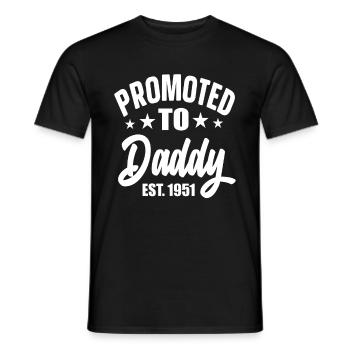 Promoted To Daddy Est 1951 - Männer T-Shirt - Schwarz - Vorne - AI Model Male 178 light (178cm)