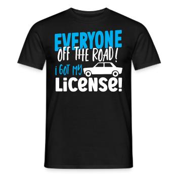 Everyone Off The Road! I Got My License! New - Männer T-Shirt - Schwarz - Vorne - AI Model Male 178 light (178cm)