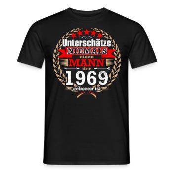 Unterschätze NIE einen Mann, der 1969 geboren ist! - Männer T-Shirt - Schwarz - Vorne - AI Model Male 178 light (178cm)