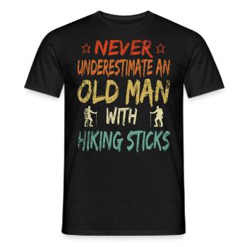 Unterschätze niemals alten Mann Wandern Rente - Männer T-Shirt - Schwarz - Vorne - AI Model Male 178 light (178cm)