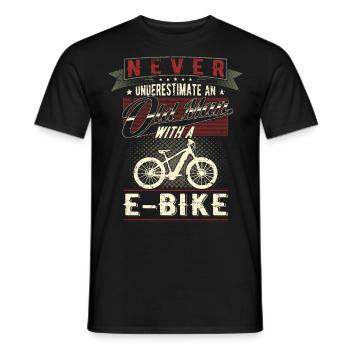 Ne sous-estimez jamais un vieil homme avec un vélo électrique - T-shirt homme - noir - Devant - AI Model Male 178 light (178cm)