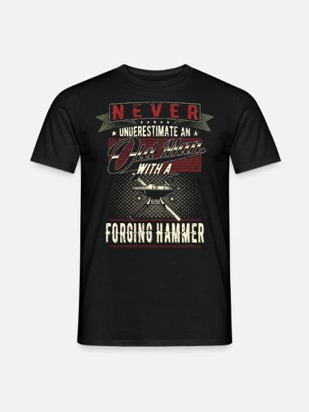 Unterschätze niemals alten Mann Schmied Rente - Mænd T-shirt - sort