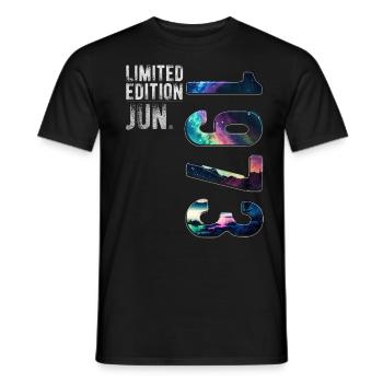 Limited Edition 1973 Juni Geburtstag Nordlichter - Männer T-Shirt - Schwarz - Vorne - AI Model Male 178 light (178cm)