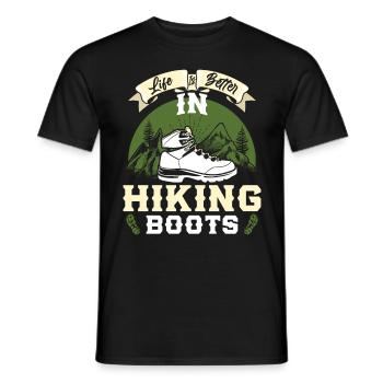 Life is better in Boots Hiking Bergfan Wandern - Männer T-Shirt - Schwarz - Vorne - AI Model Male 178 light (178cm)