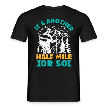 Wanderer lustig Nur eine halbe Meile Bergfan - Männer T-Shirt - Schwarz - Vorne - AI Model Male 178 light (178cm)