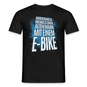 Unterschätze nie einen älteren Mann mit E-Bike - Männer T-Shirt - Schwarz - Vorne - AI Model Male 178 light (178cm)