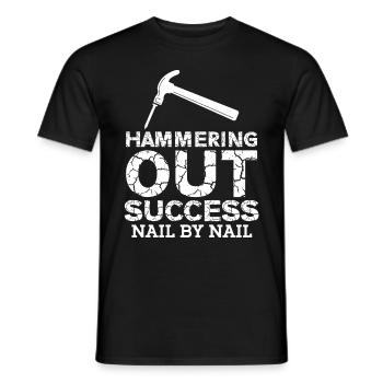 Bauarbeiter Hammering Out Success Baumeister Bau - Männer T-Shirt - Schwarz - Vorne - AI Model Male 178 light (178cm)