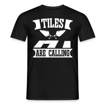 Fliesenleger Tiles Are Calling Bodenleger Fliesen - Männer T-Shirt - Schwarz - Vorne - AI Model Male 178 light (178cm)